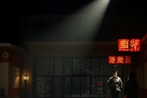 好看的视频主推横版画面，夜色中的城市天际线与层层亮起的放映厅灯带