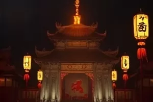《铁轨尽头是海》横版剧照，废弃铁轨延伸向灰蓝色海面